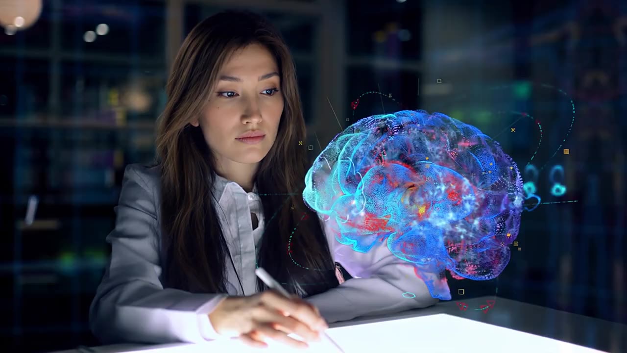 Profesional interactuando con un cerebro holográfico